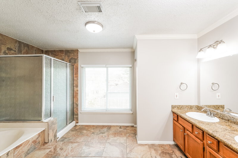 2,135/Mo, 1506 Newmark Dr Houston, TX 77014 Main Bathroom View