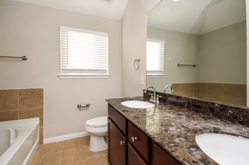 2,340/Mo, 1929 Acaciawood Way Houston, TX 77051 Main Bathroom View