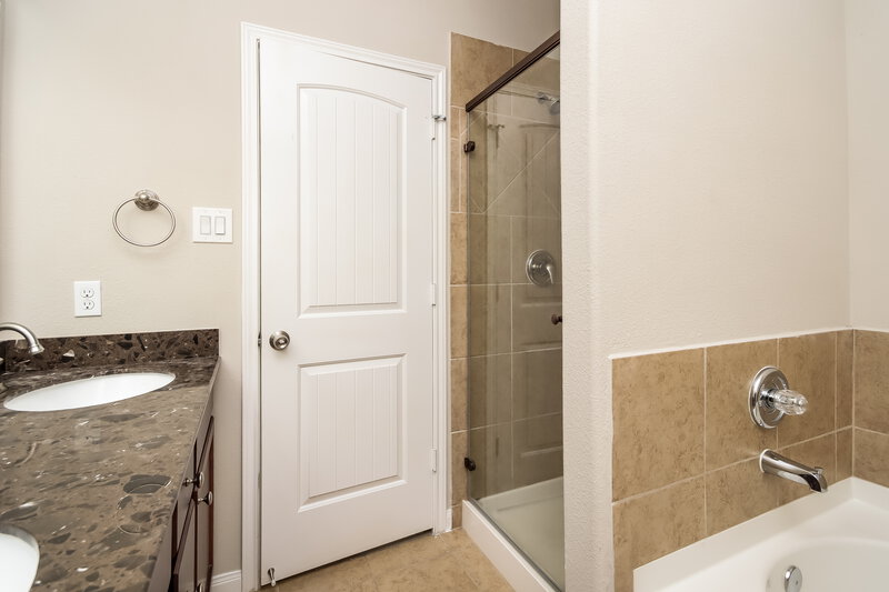 2,340/Mo, 1929 Acaciawood Way Houston, TX 77051 Main Bathroom View 2