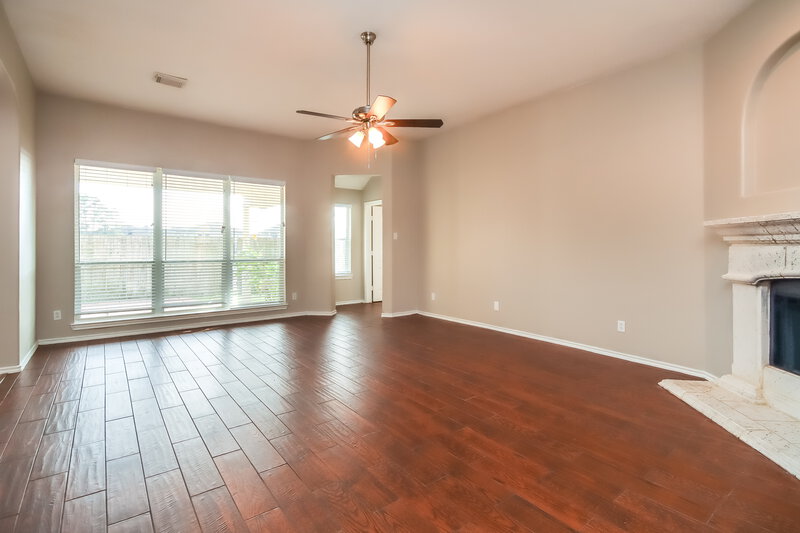 2,280/Mo, 10007 Edgewood Manor Ct Tomball, TX 77375 Living Room View 2