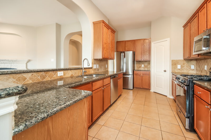 2,280/Mo, 10007 Edgewood Manor Ct Tomball, TX 77375 Kitchen View 2