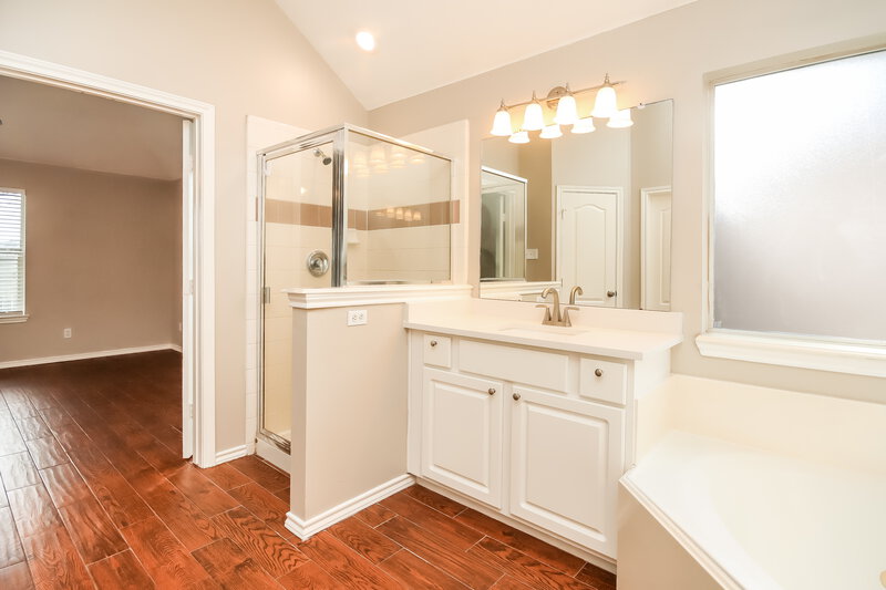 2,280/Mo, 10007 Edgewood Manor Ct Tomball, TX 77375 Main Bathroom View 2