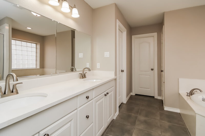 2,175/Mo, 410 Wisdom St Crosby, TX 77532 Main Bathroom View