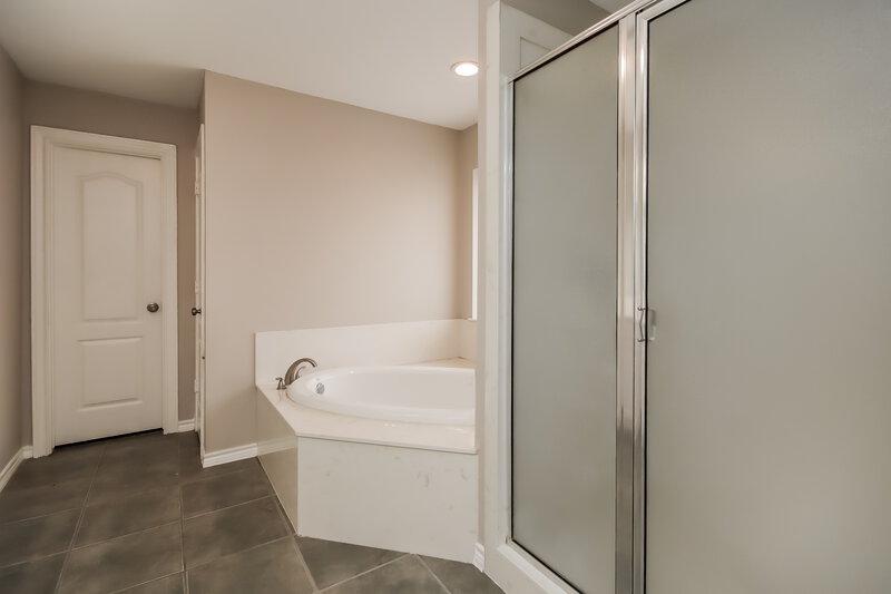 2,175/Mo, 410 Wisdom St Crosby, TX 77532 Main Bathroom View 2