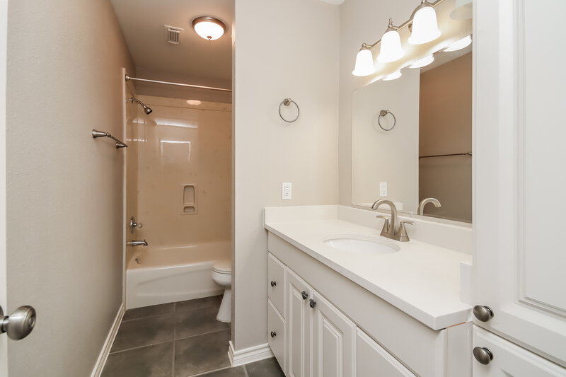 2,175/Mo, 410 Wisdom St Crosby, TX 77532 Bathroom View