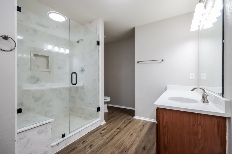 2,400/Mo, 2036 Vanamen Ct Conroe, TX 77304 Main Bathroom View