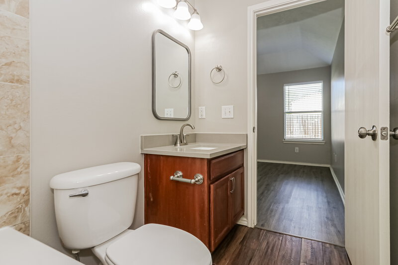 1,810/Mo, 4435 Plumeria Ave Baytown, TX 77521 Main Bathroom View 2