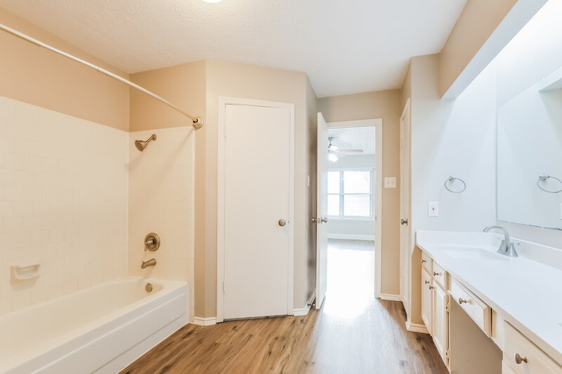 1,800/Mo, 12207 Evening Glen Ct Tomball, TX 77375 Main Bathroom View 2