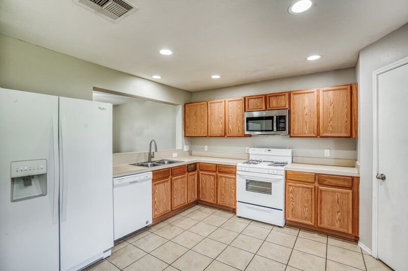 0/Mo, 914 Eagles Glide Dr Houston, TX 77090 Kitchen View