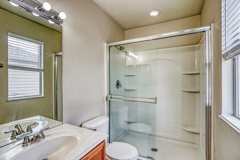 0/Mo, 914 Eagles Glide Dr Houston, TX 77090 Main Bathroom View