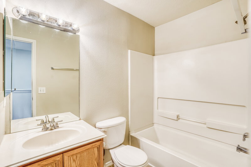 0/Mo, 914 Eagles Glide Dr Houston, TX 77090 Bathroom View