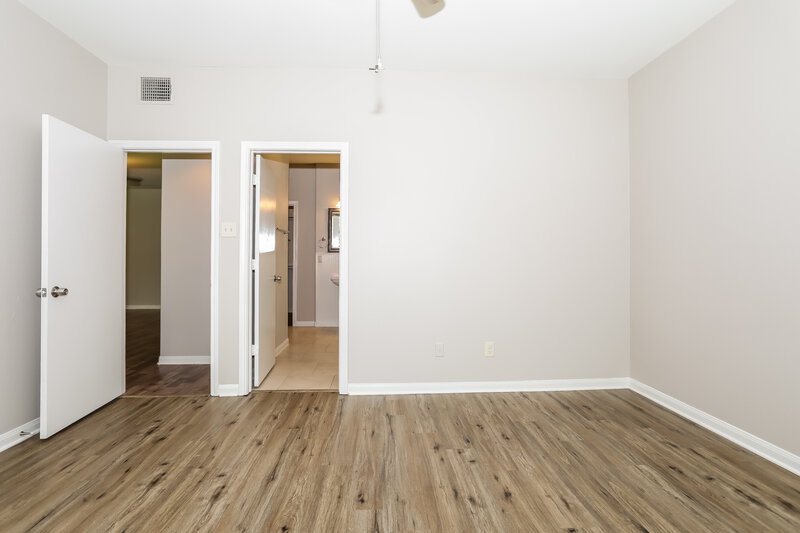 2,190/Mo, 719 Springwood Dr Conroe, TX 77385 Main Bedroom View