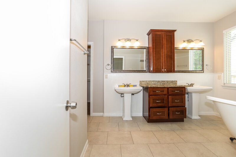 2,190/Mo, 719 Springwood Dr Conroe, TX 77385 Main Bathroom View