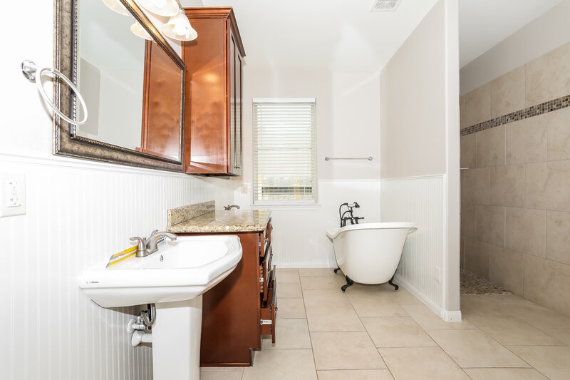 2,190/Mo, 719 Springwood Dr Conroe, TX 77385 Main Bathroom View 2