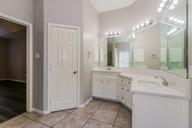 2,225/Mo, 9510 Wakefield Village Dr Houston, TX 77095 Main Bathroom View