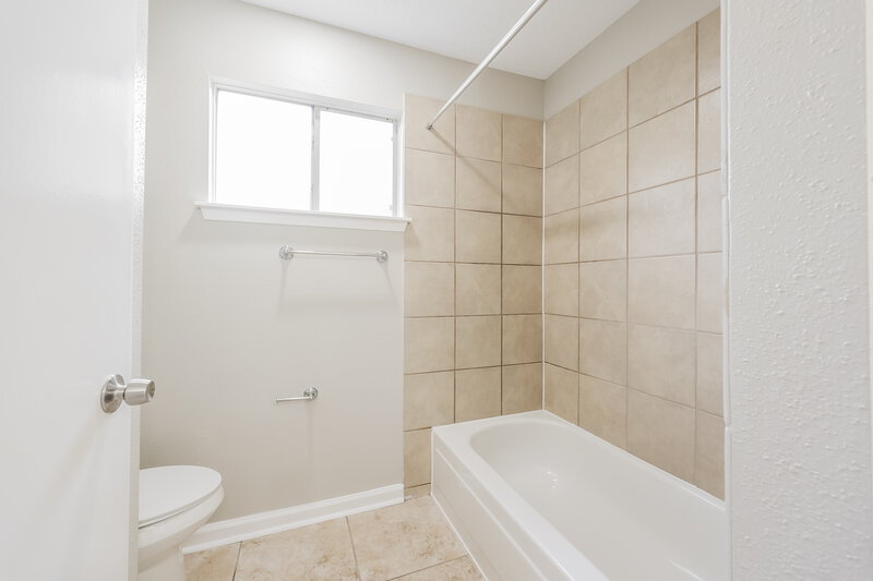 2,055/Mo, 4911 Larksong Ln Spring, TX 77388 Main Bathroom View