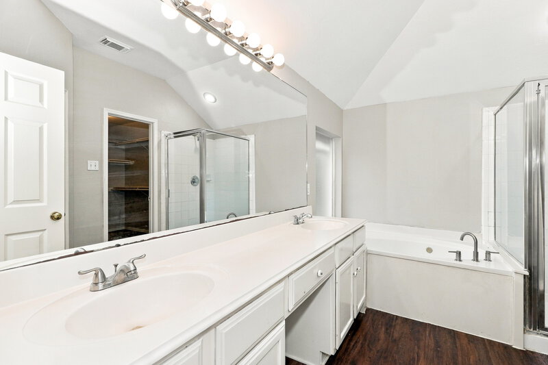 0/Mo, 18622 Sandelford Dr Katy, TX 77449 Primary Bathroom View