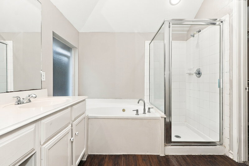 0/Mo, 18622 Sandelford Dr Katy, TX 77449 Primary Bathroom View 2
