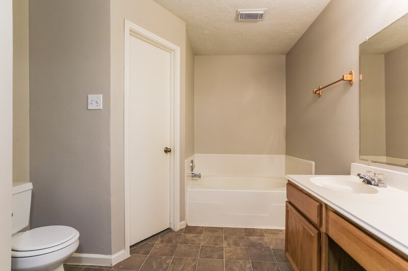 2,125/Mo, 4818 Gypsy Forest Dr Humble, TX 77346 Main Bathroom View 2