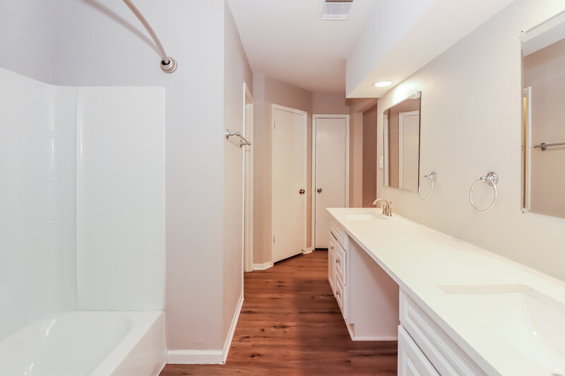 1,945/Mo, 19514 Mallard Lake Ln Houston, TX 77084 Main Bathroom View 2