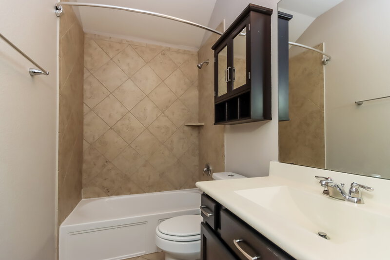 2,410/Mo, 16606 Lake Prince Ln Houston, TX 77044 Bathroom View
