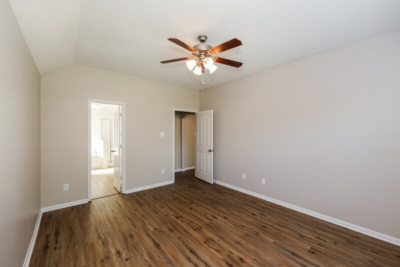 2,300/Mo, 326 Gulf Winds Dr Bacliff, TX 77518 Main Bedroom View 2
