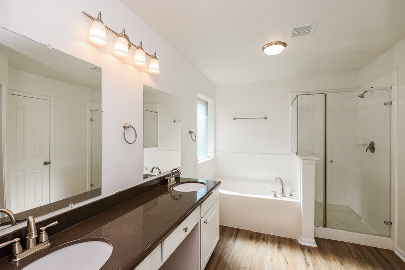 2,300/Mo, 326 Gulf Winds Dr Bacliff, TX 77518 Main Bathroom View