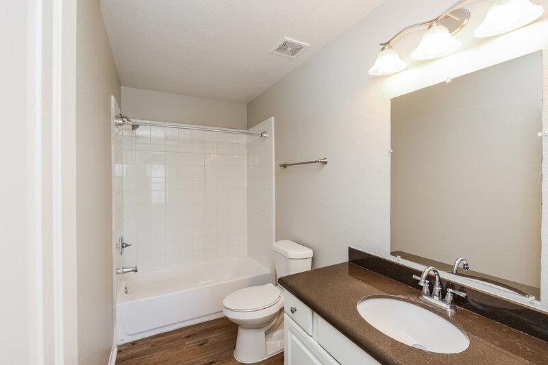 2,300/Mo, 326 Gulf Winds Dr Bacliff, TX 77518 Bathroom View