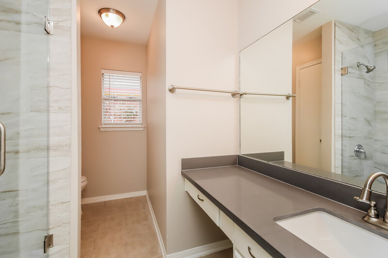 1,855/Mo, 3327 Bandell Dr Houston, TX 77045 Main Bathroom View