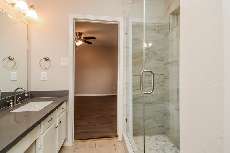 1,855/Mo, 3327 Bandell Dr Houston, TX 77045 Main Bathroom View 2
