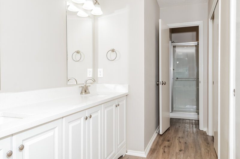 1,800/Mo, 6926 Bullinger Dr Spring, TX 77379 Main Bathroom View