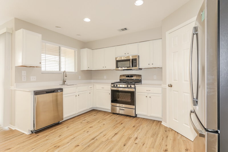 2,105/Mo, 16976 Scenic Knl Conroe, TX 77385 Kitchen View
