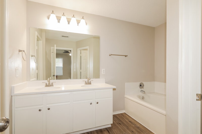 2,105/Mo, 16976 Scenic Knl Conroe, TX 77385 Main Bathroom View