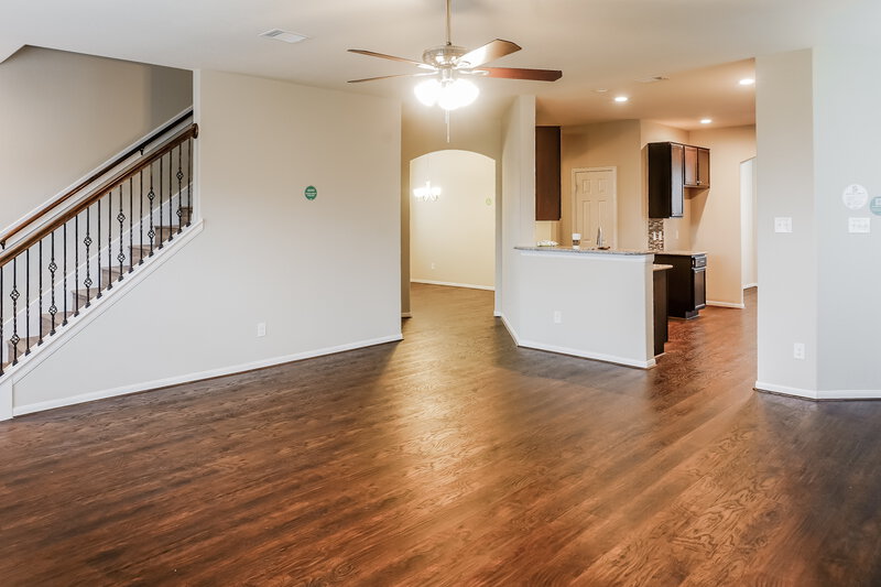 2,460/Mo, 19011 Woodland Leaf Ln Tomball, TX 77375 Living Room View 2