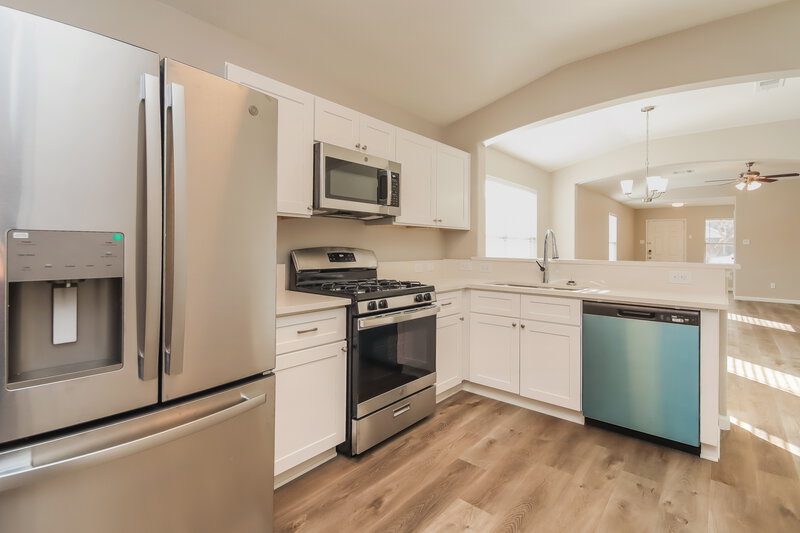 1,710/Mo, 403 Sunset Colony Dr Rosharon, TX 77583 Kitchen View 2