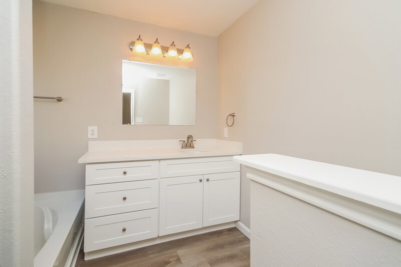 1,710/Mo, 403 Sunset Colony Dr Rosharon, TX 77583 Main Bathroom View