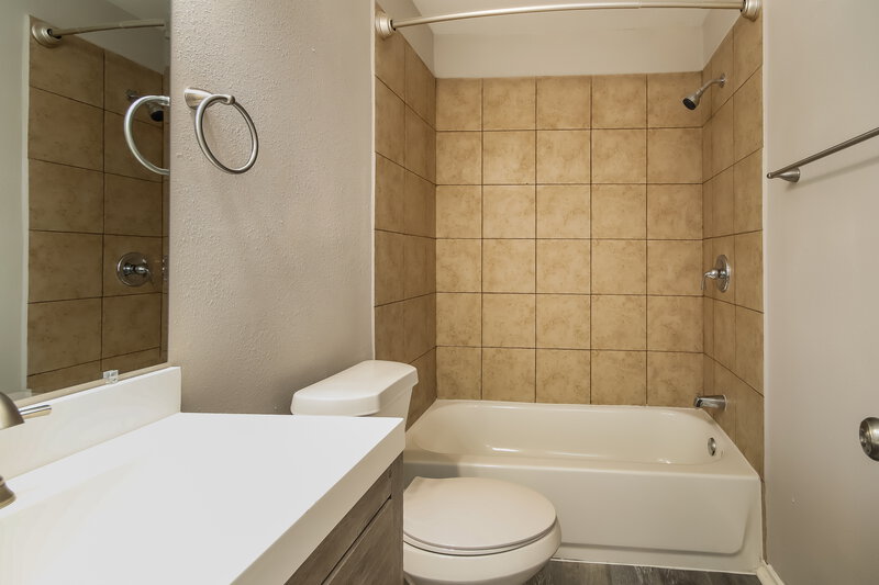 2,295/Mo, 13835 Aspen Hollow Ln Houston, TX 77082 Bathroom View