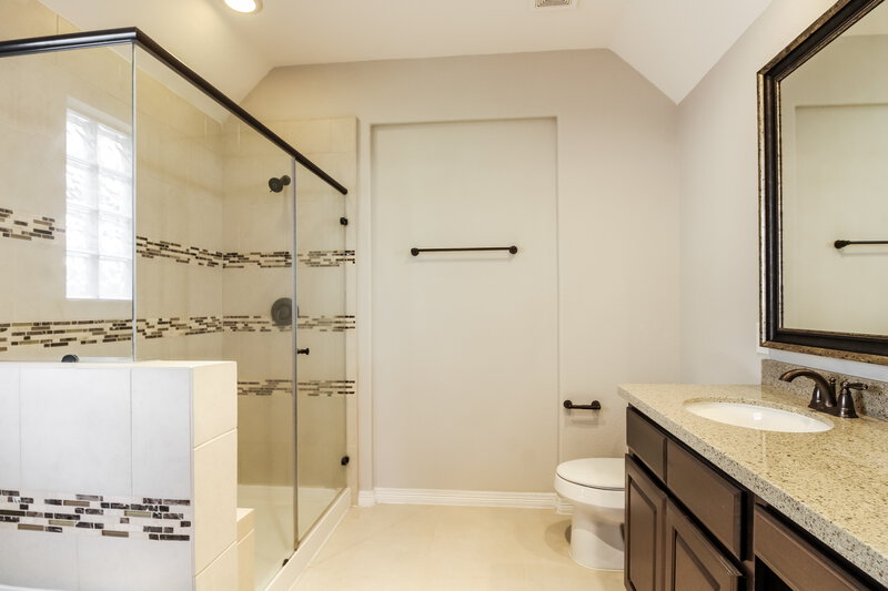 2,620/Mo, 10034 Spring Shadows Park Cir Houston, TX 77080 Main Bathroom View