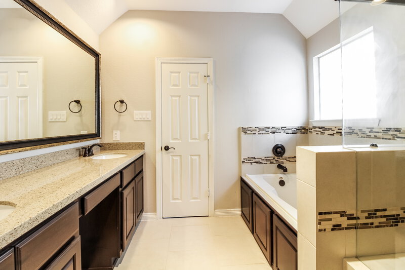 2,620/Mo, 10034 Spring Shadows Park Cir Houston, TX 77080 Main Bathroom View 2
