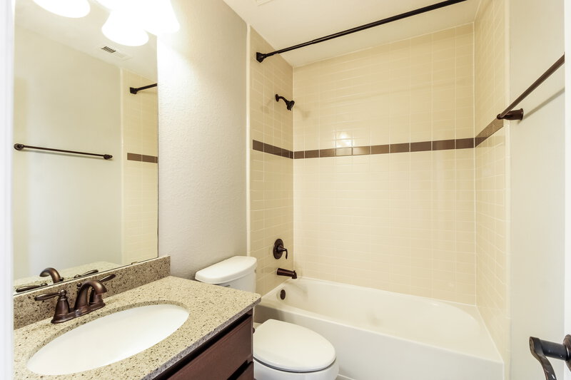 2,620/Mo, 10034 Spring Shadows Park Cir Houston, TX 77080 Bathroom View 2
