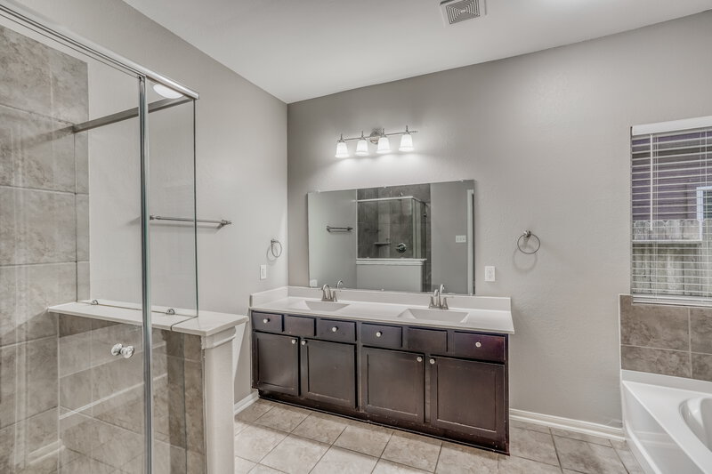 2,235/Mo, 6006 Lovage Ave Crosby, TX 77532 Main Bathroom View