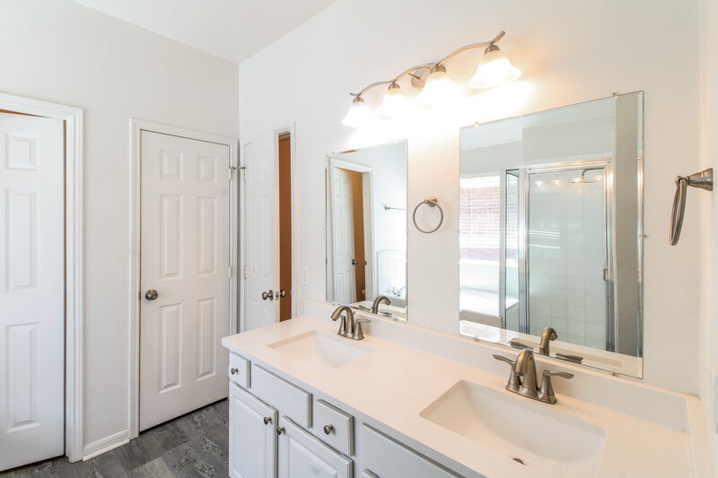 2,355/Mo, 408 Cedar Branch Dr League City, TX 77573 Main Bathroom View