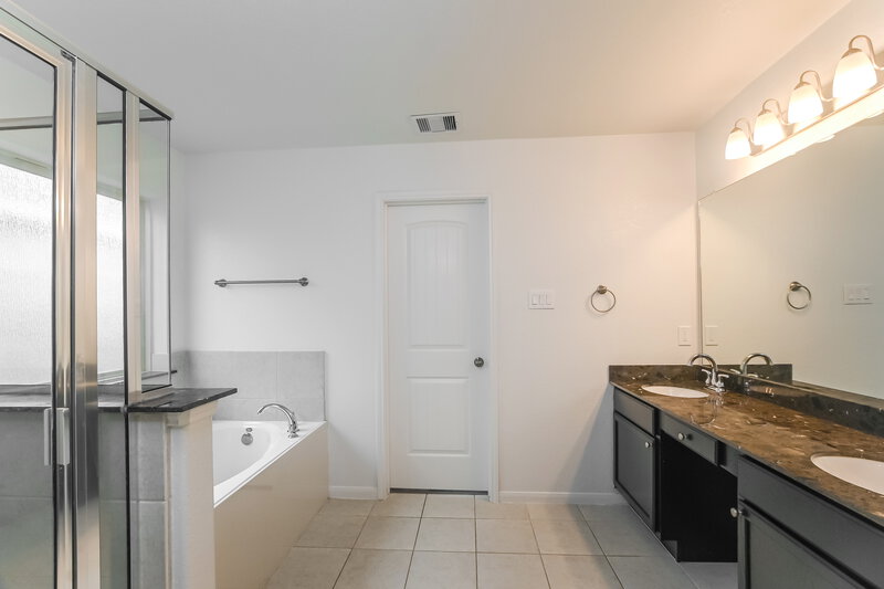 2,185/Mo, 5119 Gulf Stream Ln Bacliff, TX 77518 Main Bathroom View