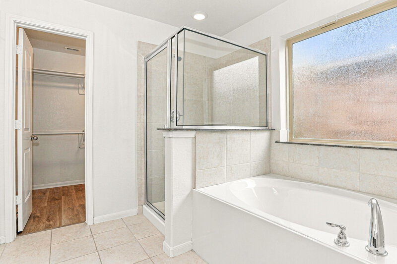 2,230/Mo, 5119 Gulf Stream Ln Bacliff, TX 77518 Primary Bathroom View