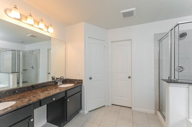 2,185/Mo, 5119 Gulf Stream Ln Bacliff, TX 77518 Main Bathroom View 2