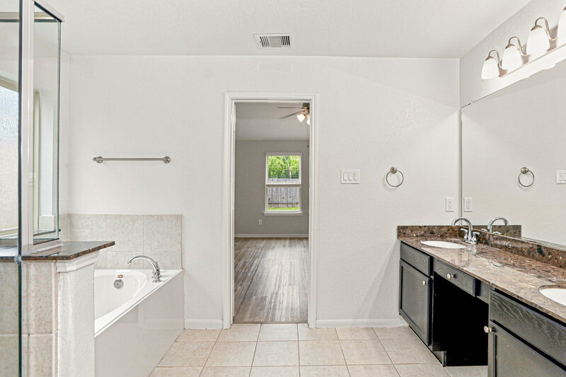 2,230/Mo, 5119 Gulf Stream Ln Bacliff, TX 77518 Primary Bathroom View 2