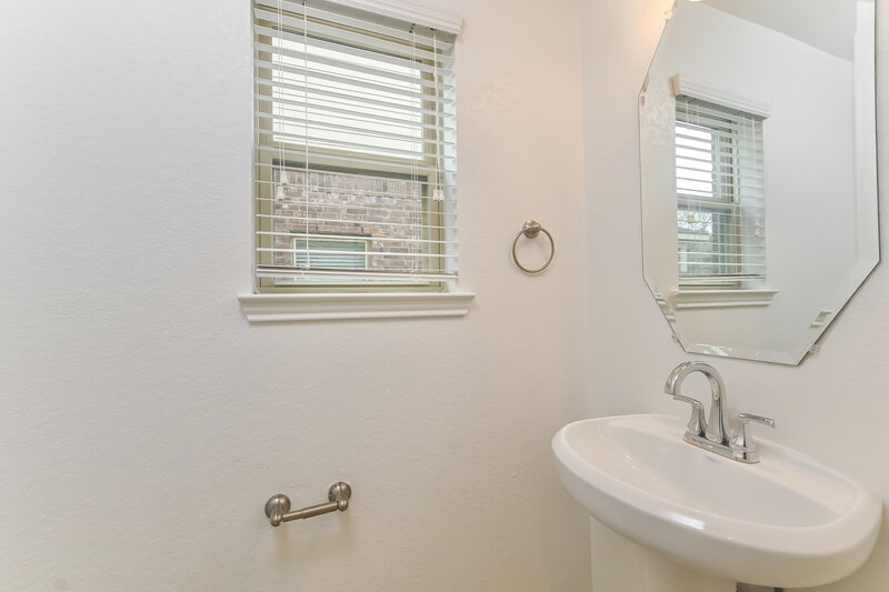 2,185/Mo, 5119 Gulf Stream Ln Bacliff, TX 77518 Bathroom View