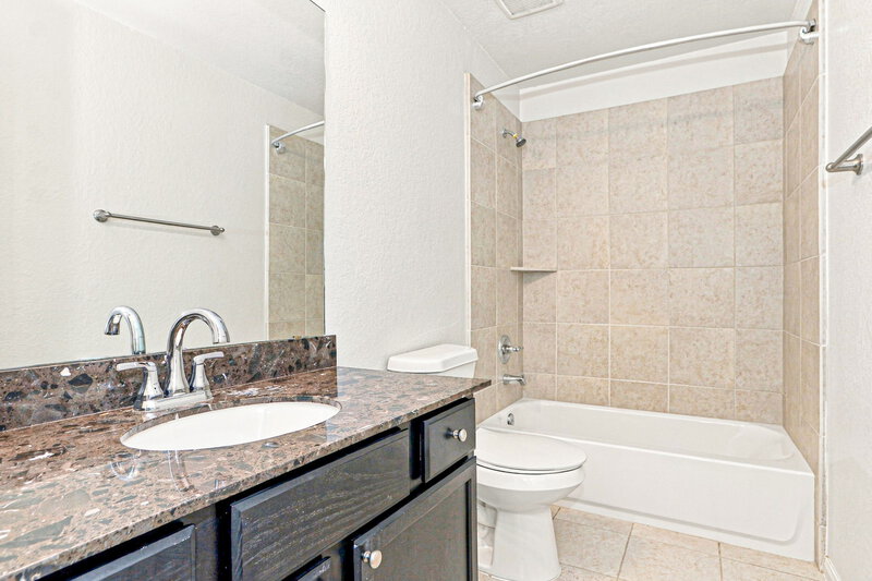 2,230/Mo, 5119 Gulf Stream Ln Bacliff, TX 77518 Bathroom View
