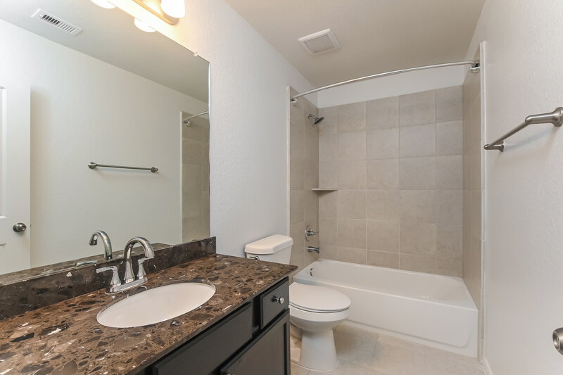 2,185/Mo, 5119 Gulf Stream Ln Bacliff, TX 77518 Bathroom View 2