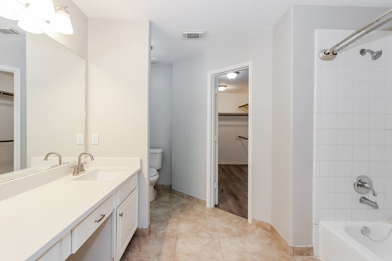 2,700/Mo, 15503 Gallant Ct Houston, TX 77082 Main Bathroom View